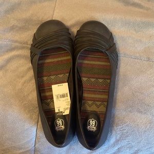 Women’s black flats